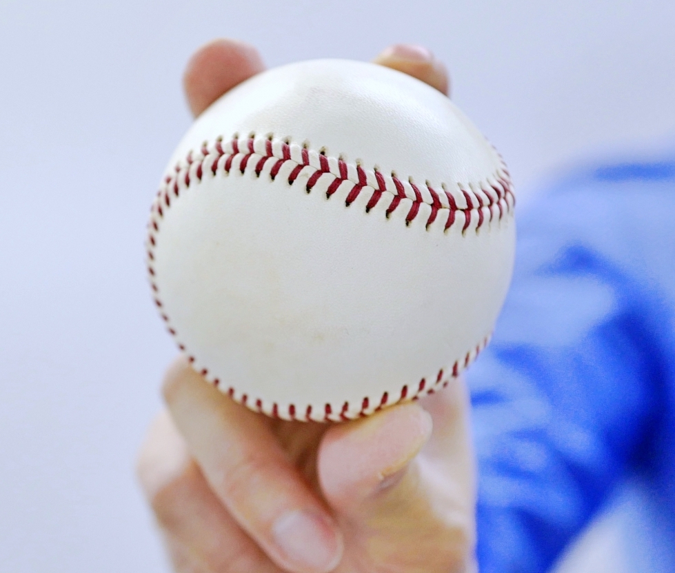 野球ボールを持つ手
