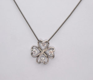 クローバーネックレス