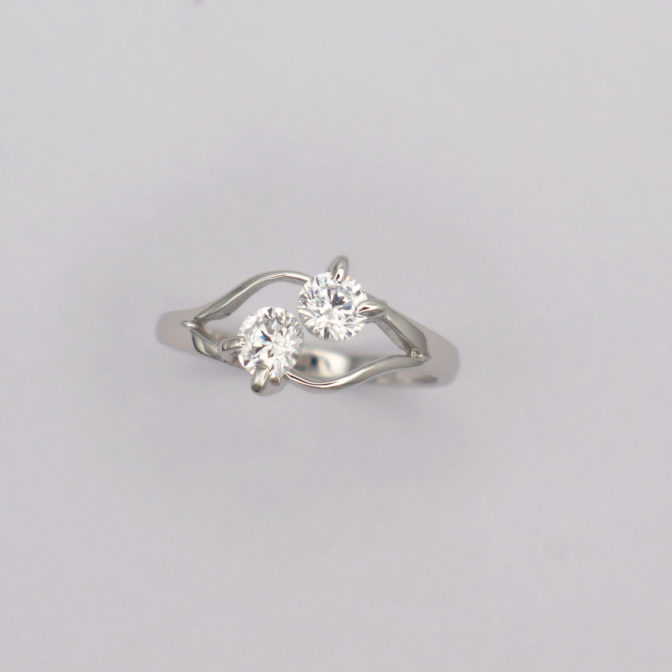 ダイヤモンド2pc留められたリング