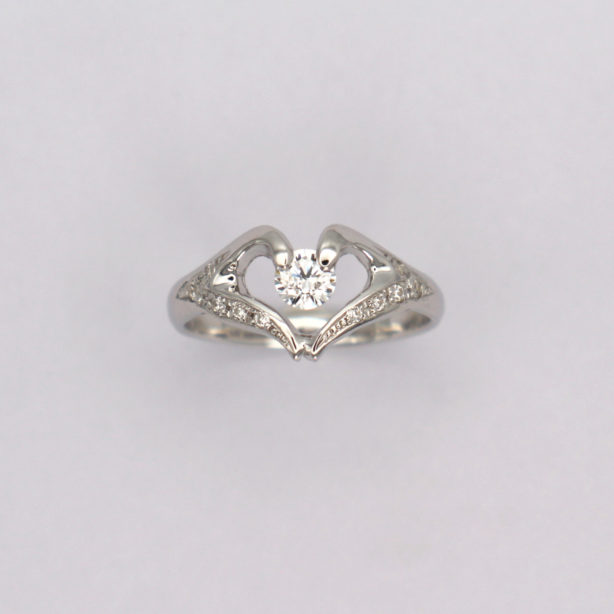 PT950 0.2ct ハートデザイン二点留めリング