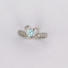 PT950 0.2ct ブルーダイヤ 二点留めハートデザインリング