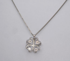 四葉のクローバーネックレス