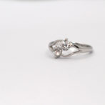 ダイヤモンドが2pc留まっているリング