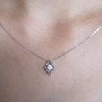 ひし形ネックレス装着