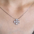 クローバーネックレス装着