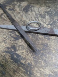 工具と指輪の写真