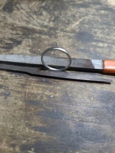 工具と指輪の写真