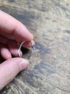 指輪を持っている写真