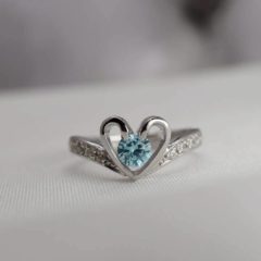 PT950 0.2ct ブルーダイヤ 二点留めハートデザインリング
