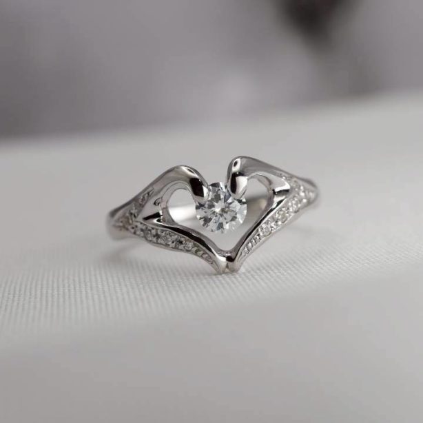 PT950 0.2ct ハートデザイン二点留めリング
